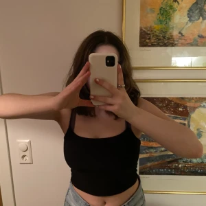 Linne - svart enkelt linne, tror det är från gina tricot💕💕 banden är elastiska