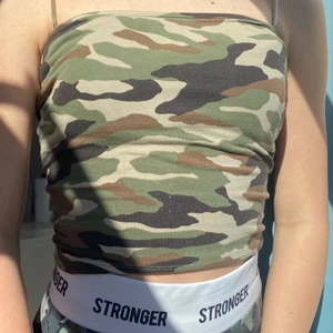 Kamouflage linne - Fint linne från Gina tricot. Fint skick. Använd ett par gånger. Storlek xs. 30kr