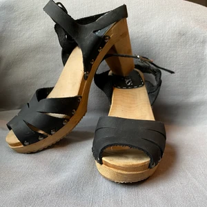 Svarta klackar med träsula  - Så fina och sköna att gå i! Använda men i gott skick. Tror det är äkta läder :) Köparen står för frakten ✨