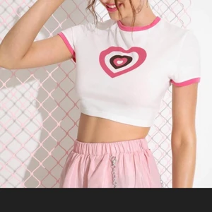 Hjärt topp - Säjer de pga de passar inte. Den är i nyskick. Har köpt de från shein för 90kr men kan sälja det för 60kr✨