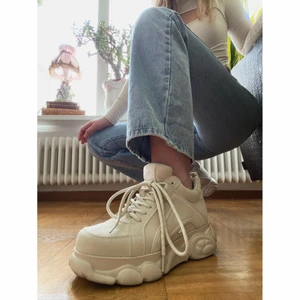 Beiga Buffalo Corin - Vegan  - Gräddvita/beiga veganska Buffalos med suede-imitationsläder i modellen Corin. Skorna är i superbra skick och är använda endast ett fåtal gånger! De är i stl. 38 men är väldigt stora i storleken och passar bättre som 39:or. Har använt dem med lite tjockare sulor i för att få dem att passa, vilket har fungerat jättebra. Skickas tillsammans med Original box. 🌸 Nypris: 979kr