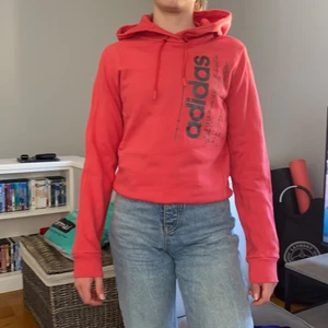 Adidas hoodie XS - Adidas röda hoodie i super bra skick. XS.