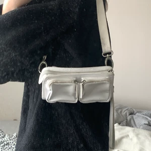 Väska - Superfin väska, rätt lik noella väskan😆 avtagbara band osv