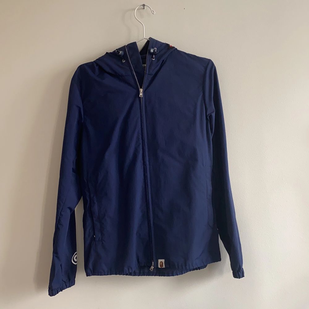 Intressekoll på min feta allzip bapejacka som just nu inte kommer till användning tyvärr. Nypris 3400 ish. Storlek S alltså egentligen XS. (Deras storlekar är mindre). Jackor.