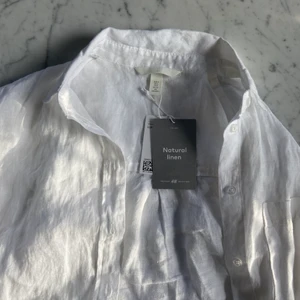 Vit linneskjorta  - Helt ny linneskjorta i vitt, från H&M! Aldrig använd. Just detta plagget är helt slutsålt på hemsidan och går ej att köpa. Storlek S och passar mig som är en XS. Säljs på grund av efterfrågan! Skjortan fraktas endast, 66 kr. Utgångspris 100 kr. Buda! <3