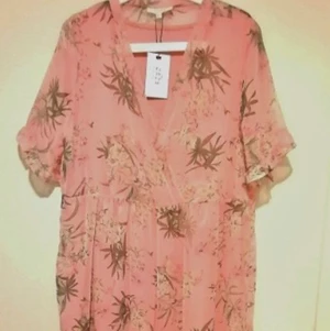 Vadlång klänning - Strl L  från ze ze . Riktigt sommarfin . Ny med lappar kvar