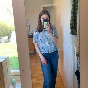 sommartopp från only - Söt sommartopp med volang i fint skick! Köparen står för frakt 