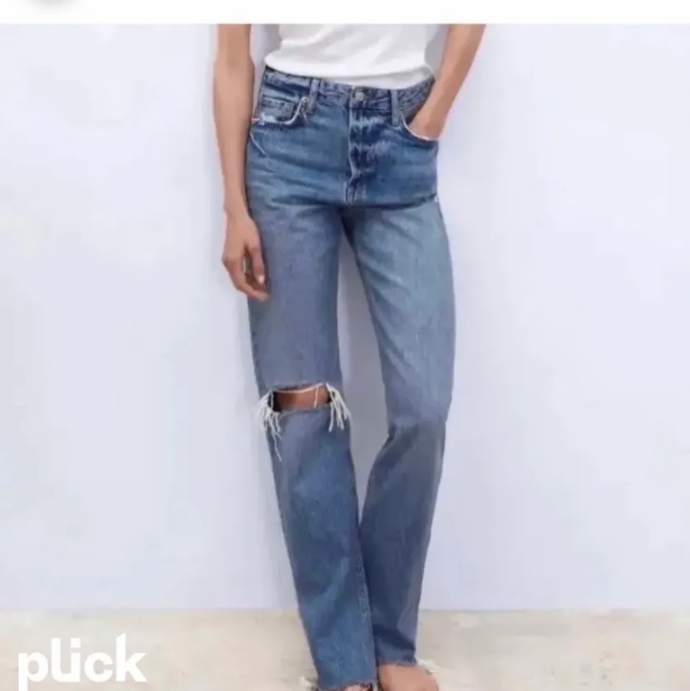 Raka zara jeans som tyvärr är för korta. Så snygga😍 har två hål och slits längst ner på båda benen👌🏽 Midwaist, modellen är loose nertill men sitter mer slim upptill💕 Bra skick och inga fläckar eller nya hål. Storlek:36 . Jeans & Byxor.