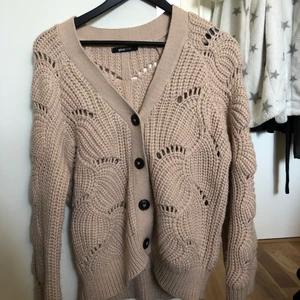 Kofta med knappar, stl s - Använd få gånger, i jätte bra skick. Stl s