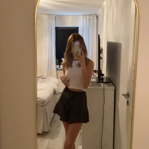 Kjol - Byxkjol från zara. Svart vit med små stjärnor. Storlek xs. Fint skick. 