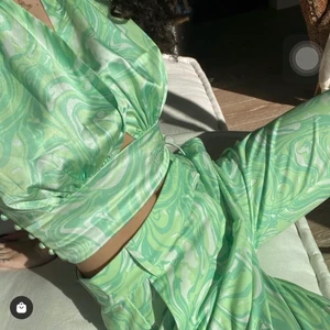 HOUSE OF SUNNY BYXOR - Säljer dessa jättefina (slutsålda) byxor från House of Sunny då de var lite för små på mig. 😩 Över en månad leveranstid samt tullavgifter för att få hem dessa... Perfekta till våren/ fest❤️❤️