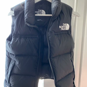 North face väst - Köpte den för cirka 5 månader sen och har knappt använt den så den e i superbra skick!! Köpt för 2600kr och säljer för 1800kr. Skriv för fler bilder eller om du e intresserad, blir bud om många e intresserade!☺️💛 strl XS