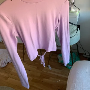 somrig tröja  - 🧚🏻‍♀️ köpt på bikbok, storlek S massar mig som har M också. jättefin nu på våren och sommaren. säljer för 80 kronor + frakt 🧚🏻‍♀️
