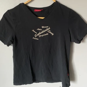 Svart tshirt - asfin svart t-shirt med glittriga tryck