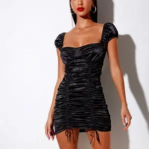 Säljer denna svarta klänning som är justerbar, alltså kan du välja att göra den kortare eller längre i längden. Har endast testat den, buda. Denna klänning är så himla snygg däremot passar den inte mig. 