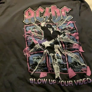 ACDC tröja - Jättesnygg ACDC t-shirt, den är svart-grå färgad irl och skulle säga att den sitter som en S-M. Bra skick, aldrig använd.