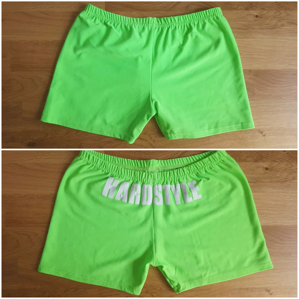 Limegröna/neongröna hardstyle shorts storlek M. Väldigt stretchigt material så skulle säga att de passa S-M (dock står der M/L på etiketten). Trycket 