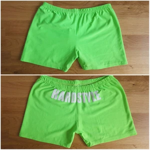 Limegröna neongröna hardstyle shorts M - Limegröna/neongröna hardstyle shorts storlek M. Väldigt stretchigt material så skulle säga att de passa S-M (dock står der M/L på etiketten). Trycket "HARDSTYLE" börjar lossna, därav det låga priset. Du kan själv välja vilket håll du bär shortsen. Jag tror att trycket ska vara framtill men har personligen föredragit att ha det på rumpan. Betalning via swish.