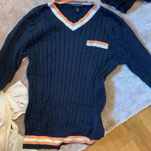 Lång ärmad tröja  - Säljer denna äkta långärmade tröja från GANT. Har inte används så mycket och är i fint skick😁