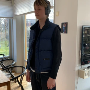 Canada goose väst - Blå, som ny, skitsnygg. Jag står för frakt.