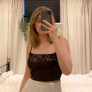 Brun topp - Superfin slutsåld brun topp som är i nyskick då den är sparsamt använd!🤎 Frakt på 24kr tillkommer.