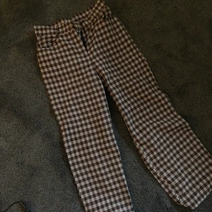 RUTIGA BYXOR  - Aldrig använda- prislappen kvar. Passar en STRL M