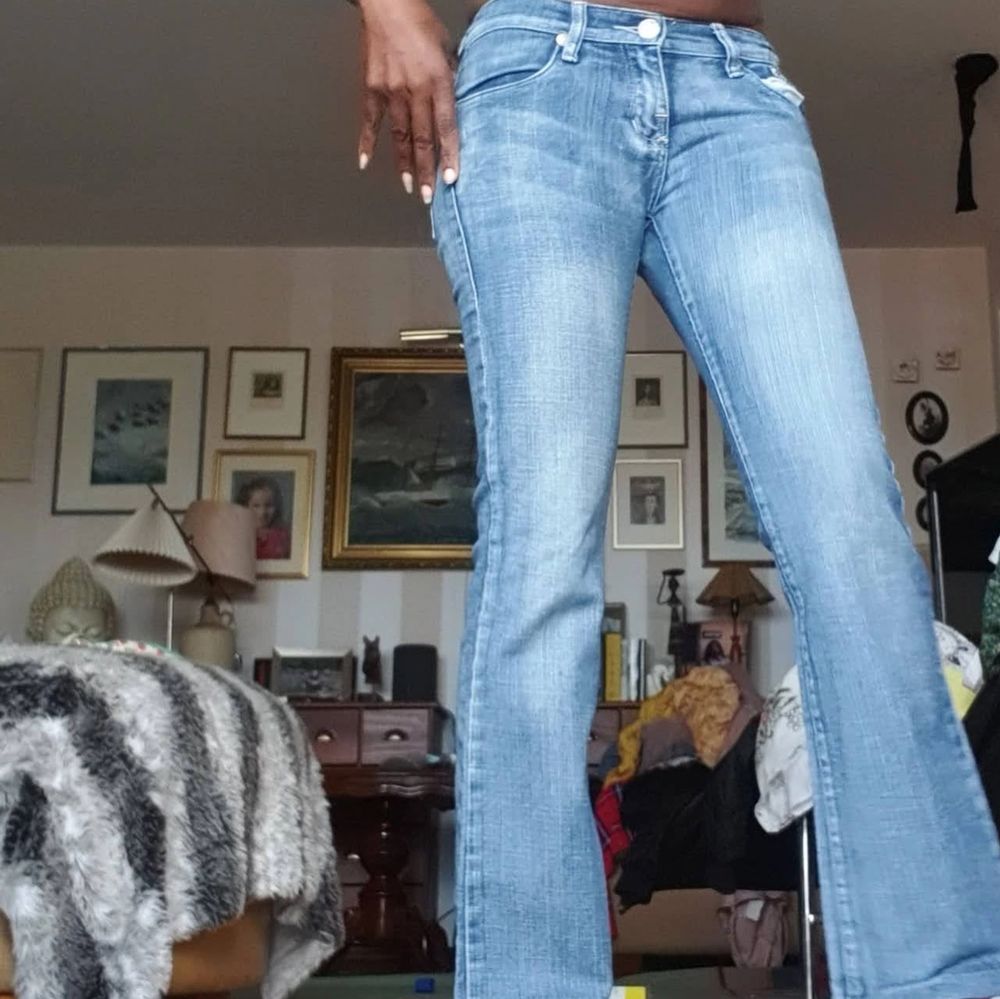 Säljer min söt, trending och stylig långmidjade bootcut jeans från Victoria Beckham som stretcher. Den är I mycket bra skick och ser ut fint.användade 3 dager Säljer den eftersom den är små till me.passar 29- 32.finns fler bilder. Köpare står på frakt och bud ligger från 900. Jeans & Byxor.