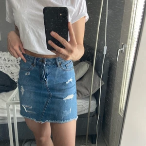 Jeanskjol - Superfin blå jeanskjol med slitningar. Kommer tyvärr inte till användning 