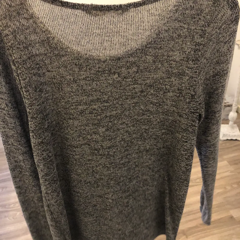 En grå tröja i storlek S. Tröjor & Koftor.