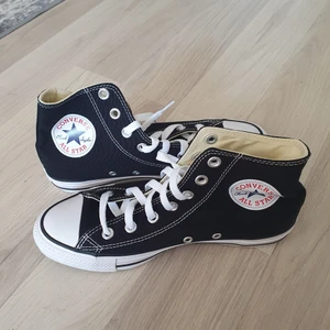 Convers  - Ett par helt oanvända convers! Säljer dom för att jag beställde dom online och det var fel storlek! De är våra att skriva om ni har frågor! ❤❤