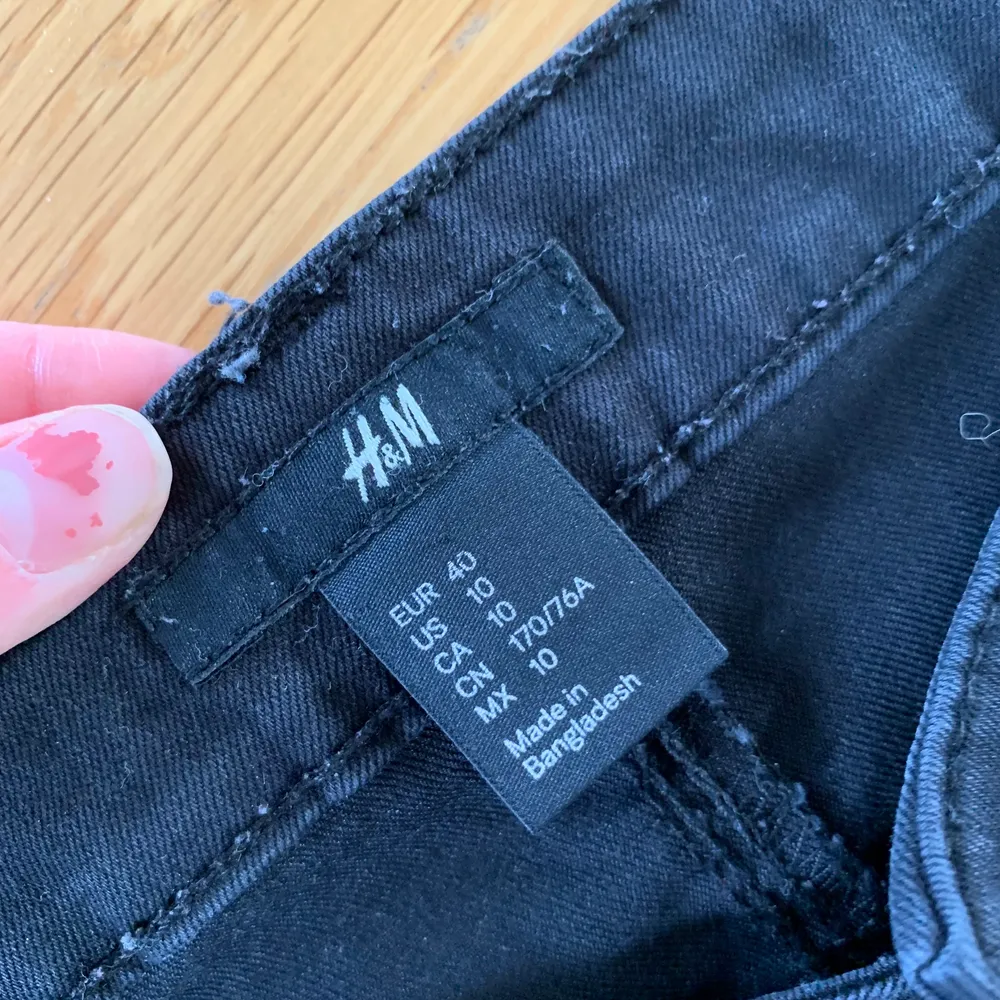 Svarta jeans från hm o storlek 40 i bra skick! . Jeans & Byxor.