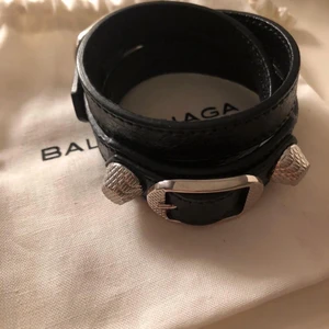 Balenciaga Armband - Säljer mitt fina armband från balenciaga! Säljs inte längre, superfint o i bra skick förutom lite förlorad färg på nitarna men inget mycket som syns 💕 kartongen är tyvärr borttappad från flytt men har dustbag kvar