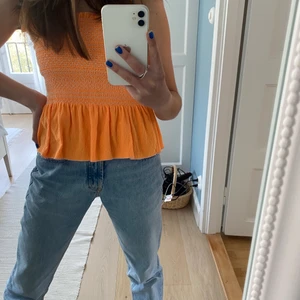 Zara topp - Säljer denna jättefina orangea topp från Zara! Barnstorlek men passar mig som är XS/S. Buda från 100kr