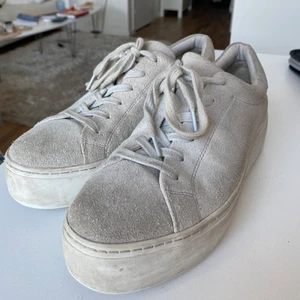 Ljusgrå mocka skor - Super snygga mocka skor från Rizzo. En ljusgrå färg med en högsula. Används varsamt, men har dessvärre en sprucken kant på en skon. 