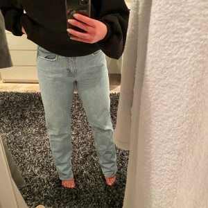 Blå jeans - Snygga raka jeans i en så fin blå färg, perfekt till sommaren