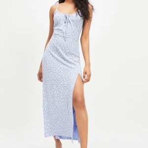 JÄTTEFIN BLÅ SOMMARKLÄNNING - Superfin, lång sommarklänning. Köpt från Miss Selfridge Petite för ca 1 år sen, men helt oanvänd (lappar finns dock inte kvar). Jättestretchig och skulle säga definitivt passar upp till M, tunnt material men ej genomskinlig! Skriv om fler frågor finns! 🌸