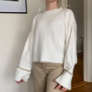 Dilvin knit vit och beige tröja! oversized passform! Bra skick och i storlek XS💞
