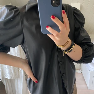 Skinntopp med puffärm - Jättefin fakeläder topp med puffärmar från Zara! Aldrig använd så i helt nytt skick💖 Storlek S, men passar allt mellan XS-M beroende på hur man vill att den ska sitta!💞💞 Kan mötas upp i Göteborgs området eller posta, köparen står för fraktkostnaden!🌸