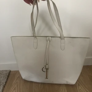 Väska  - En vit fin väska från H&M. Köpt 2020. Skriv gärna vid intresse eller vid frågor😊. Gratis frakt📦 Endast swish💸