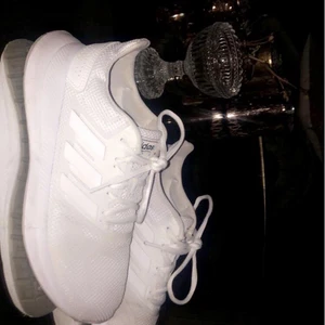 Adidas sneakers  - Säljer mina sneakers, (storlek 38/39). Köpta förra sommaren och sedan inte kommit mycket till användning. Dem är använda utomhus nån gång därför tvättar jag dem innan köparen får dem. Annars är dem fräscha! Köpta för 699, säljer dem för 450💗