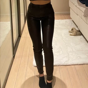 Bruna läderbyxor ifrån Zara - Jättefina läderbyxor ifrpn zara, storlek XS🤎 bilden ger lite av en missvisande färg men skriv privat så löser jag fler bilder! Använda endast två gånger, alltså i nyskick!!⚡️pris går att diskutera