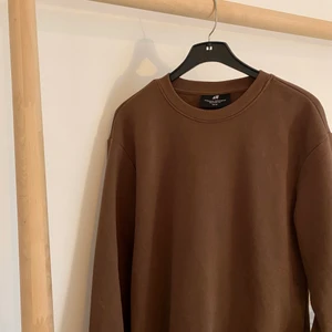 Brun collegetröja  - Brun collegetröja från h&m ! Helt oanvänd! 🤎🤎🤎 storlek herr XS men mer som en dam s/m.