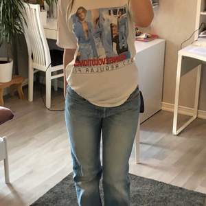 En vintage levis t shirt. Den har några små hål vid kragen men inget som man tänker på när den är på.