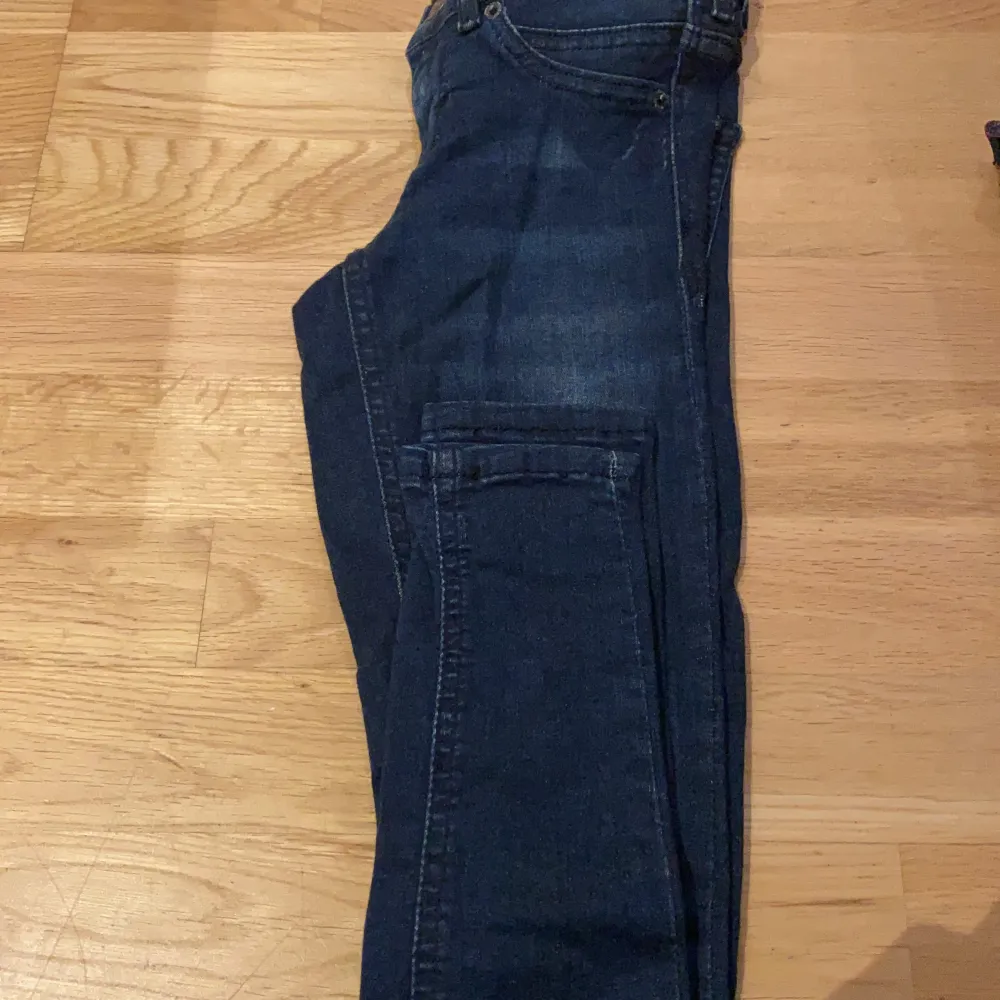 Stretchiga skinny leggings/jeans från Gina tricot . St xs . Jeans & Byxor.