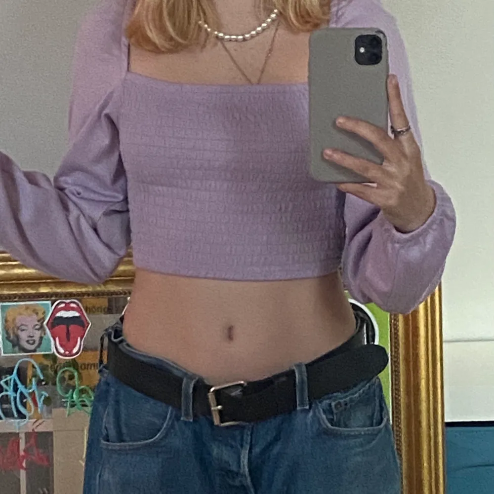 Skit snygg crop top som passar bra till sommaren i storlek XS 💜. Toppar.