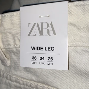 Zara jeans  - Säljer ett par helt nya byxor från zara strl 36 vita och vida! Bud börjar vid 100