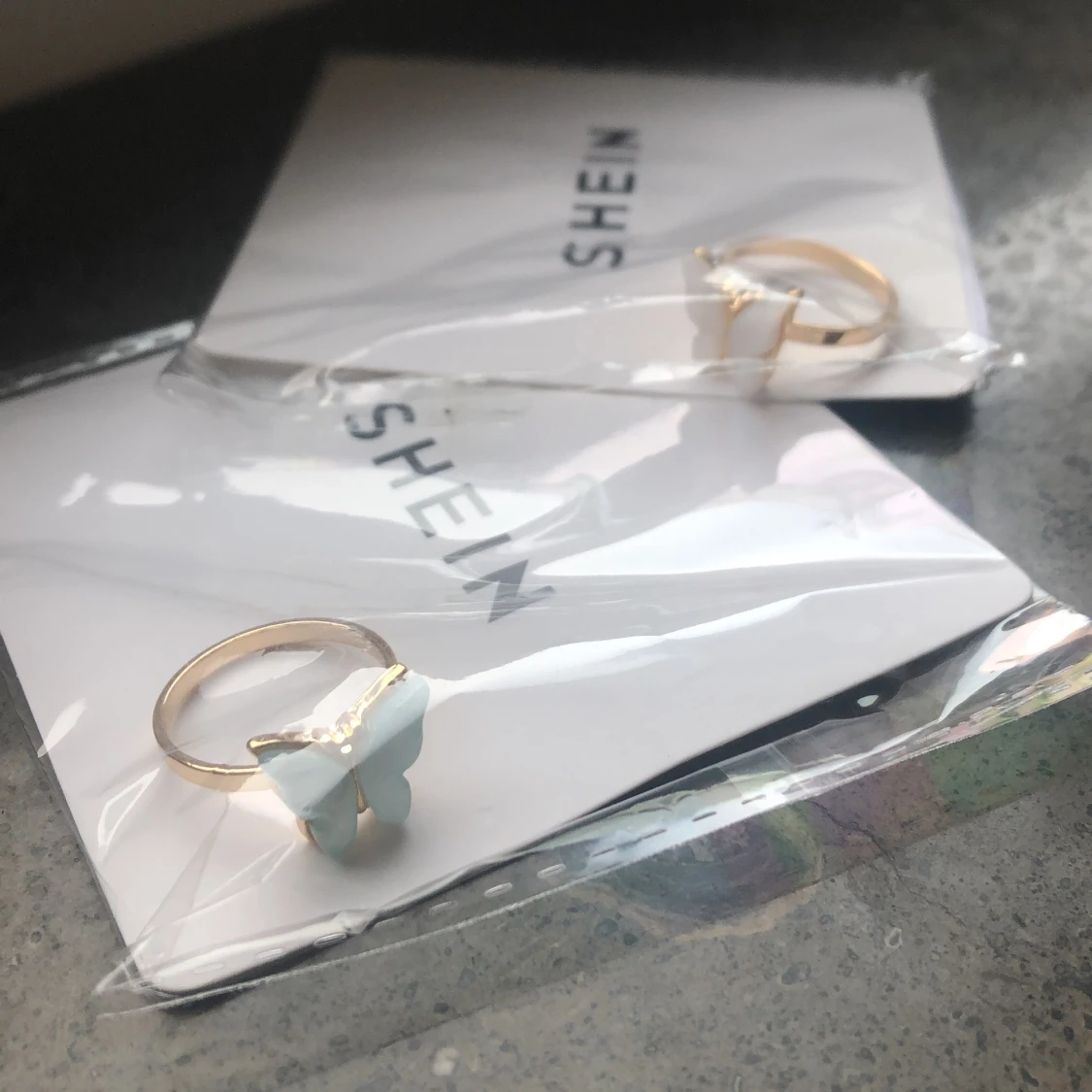 Ringar i färg ljus blå och vit 