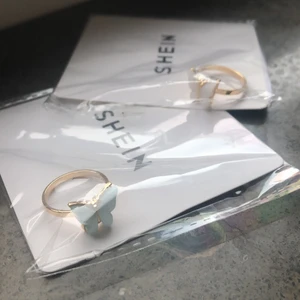 Ringar i färg ljus blå och vit  - Helt nya ringar oöppnad förpackning super fina i bra skick fina färger 💞 