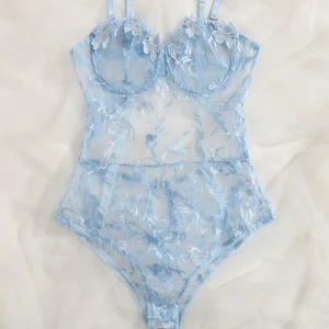 Blå blommig bodysuit - Jätte söt bodysuit. Aldrig använd då den var lite liten (testades ÖVER underkläder) 💙💠💎🏙🪁🧊❄️🦋👗🧚🏻
