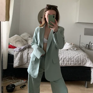 Grönt kostymset - Säljer detta skitsnygga gröna kostymset då det inte kommer till användning. Både byxorna och kavajen är i XS men både är oversize. Skulle säga att byxorna är XS-S och kavajen passar upp till M beroende på hur man vill ha det. Byxorna är för långa på mig men är 155 🥰 för fler bilder skriv privat🥰